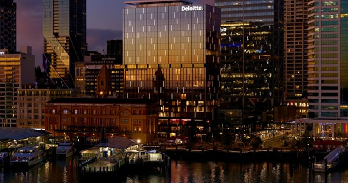 Photo of The iwi artist ‘dazzling’ downtown Tāmaki Makaurau